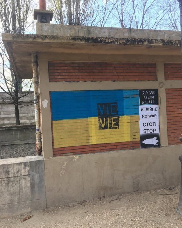 collages à Paris, mars 2022... - un groupe Paris | Kiev