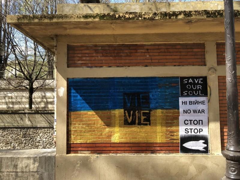 collages à Paris, mars 2022... - un groupe Paris | Kiev