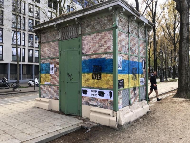 collages à Paris, mars 2022... - un groupe Paris | Kiev